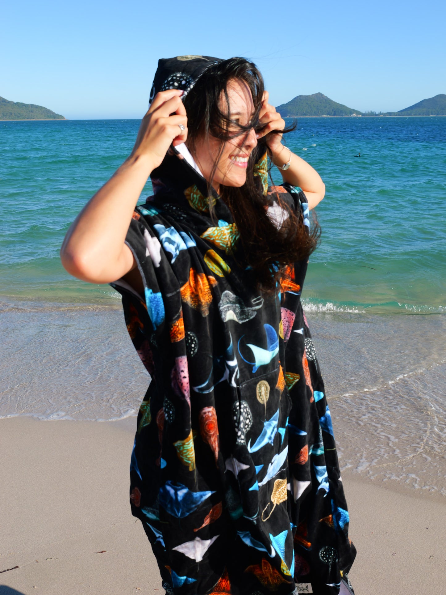 Hooded Cotton Rays beach towel detail close up Divermon ocean print