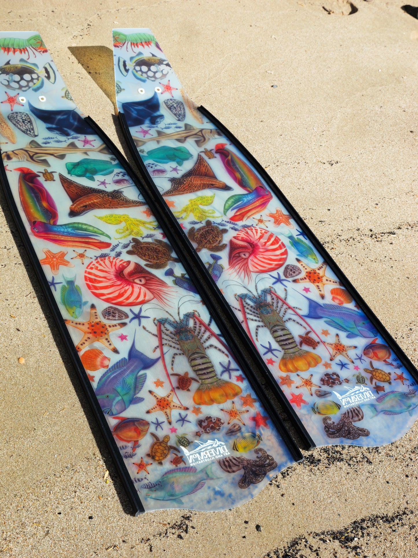 Rainbow Black freediving fins blade detail showing Divermon ocean design