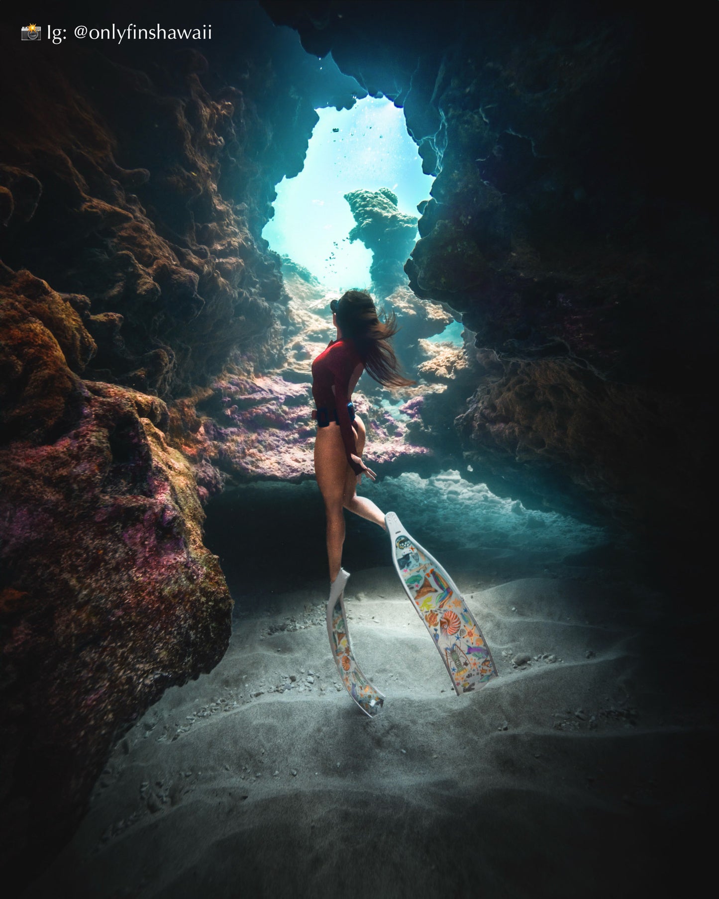 Woman Freediving on a sandy bottom with Divermon Art  fins in a cave @onlyfinshawaii